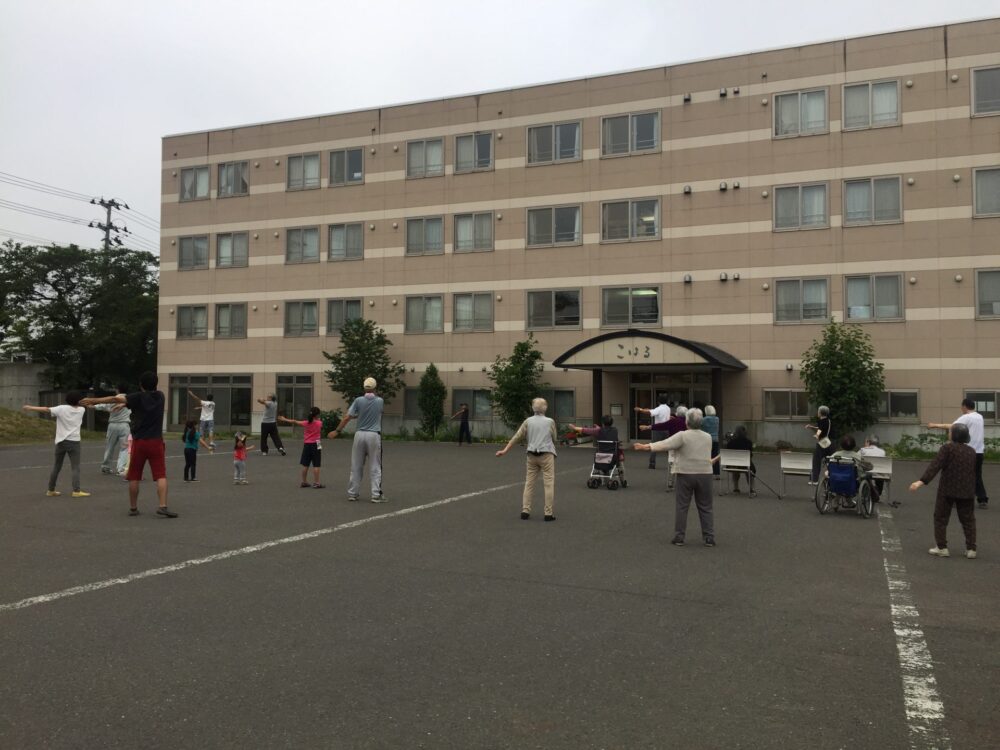 老人ホーム合同ラジオ体操